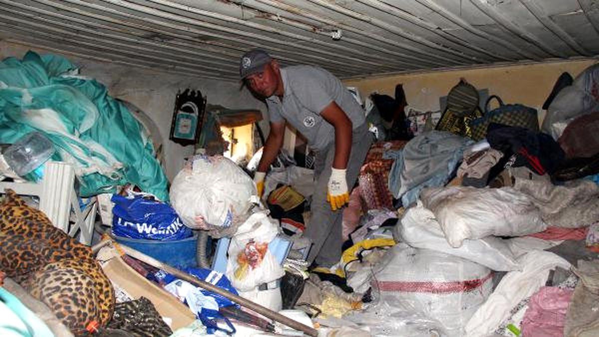 Burdur'da Kötü Kokuların Geldiği Evi Basan Görevliler, 10 Kamyon Çöple Karşılaştı