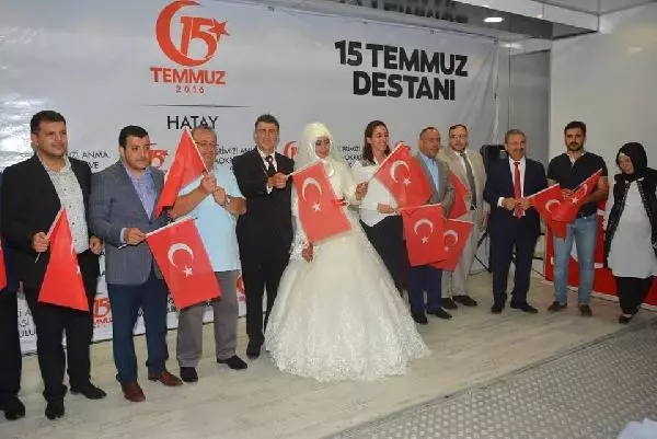 Hatay'da Gelin ve Damat Demokrasi Nöbetine Katıldı