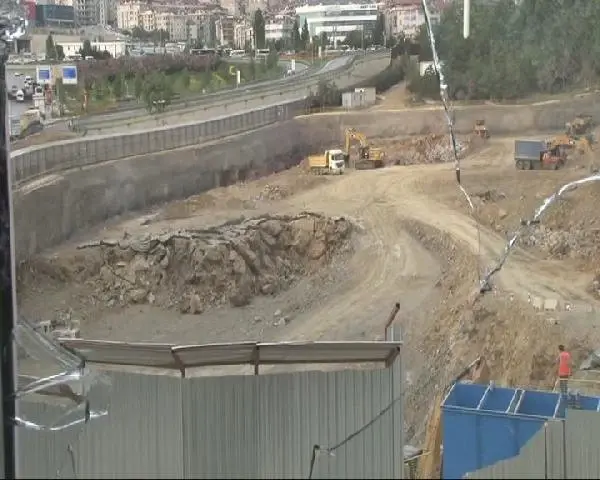 İnşaat Alanındaki Kontrollü Patlatma Mahalleliyi Sokağa Döktü