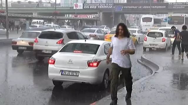 İstanbul'da Beklenen Yağmur Etkili Olmaya Başladı