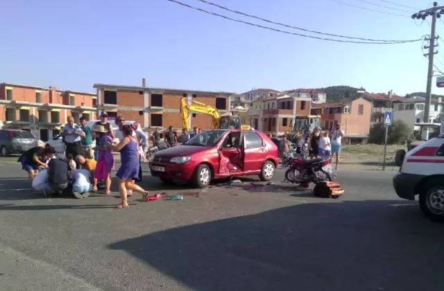 İzmir'de Otomobil ile Motosiklet Çarpıştı: 1 Ölü, 2 Yaralı