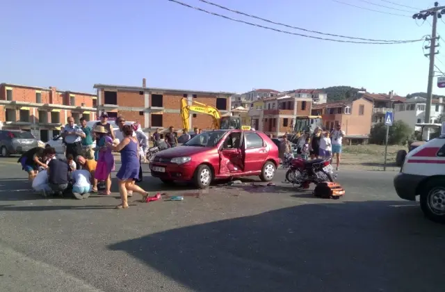 Izmir'de Otomobil Ile Motosiklet Çarpıştı: 1 Ölü, 2 Yaralı