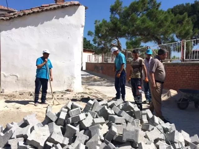 Manisa'da Bozulan Yollar Onarılıyor