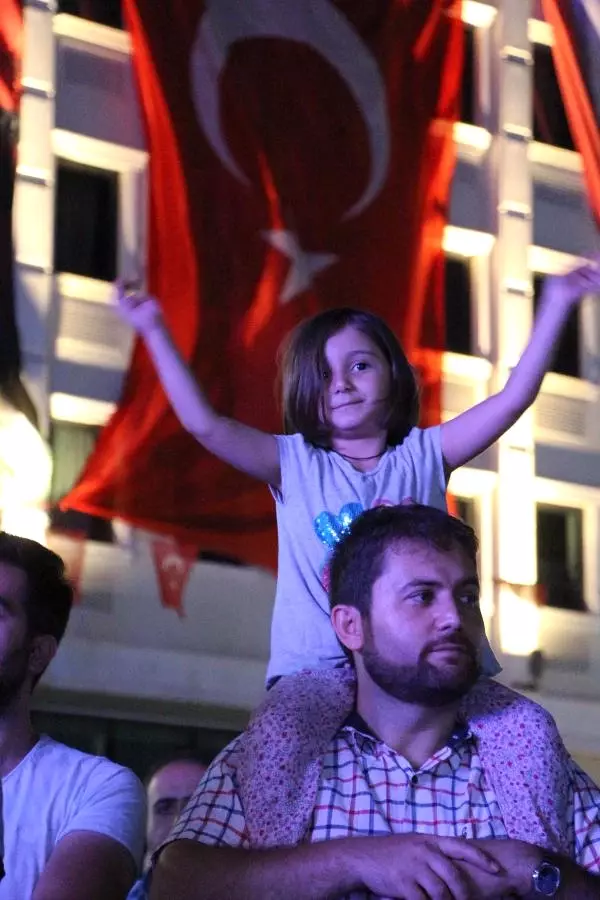 Manisa'da Mehter Eşliğinde Demokrasi Nöbeti