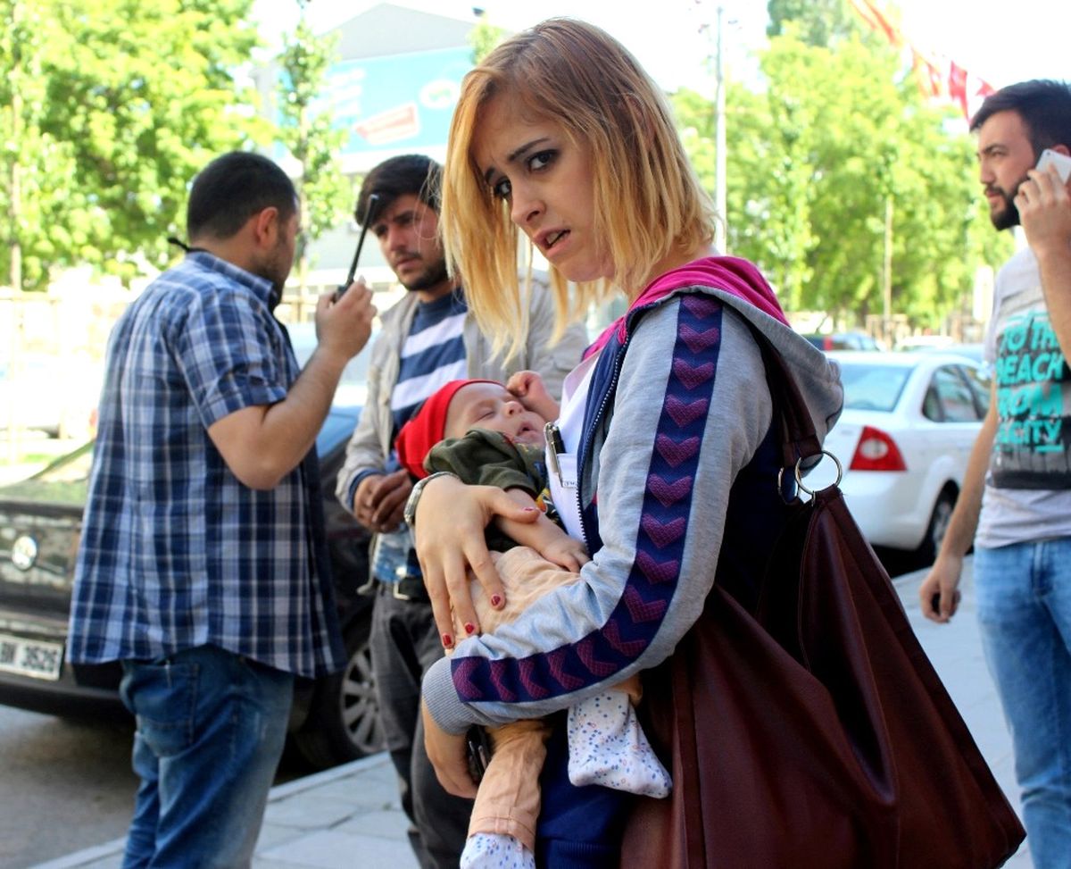 Kalbi Delik Bebeğini 'Bakamıyorum' Deyip Bırakıp, Kaçtı!