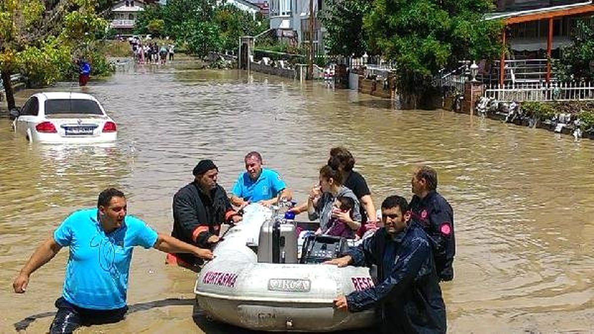 Afet Elektriksiz Bıraktı, Cihaza Bağlı Çocuk Botla Kurtarıldı