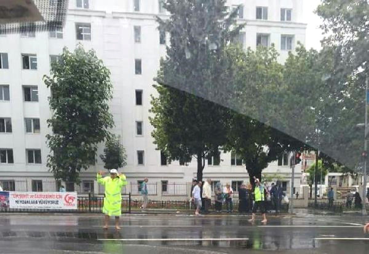 Trafik Polisleri, Yağmur Çamur Dinlemedi; Çıplak Ayakla Göreve Devam Etti