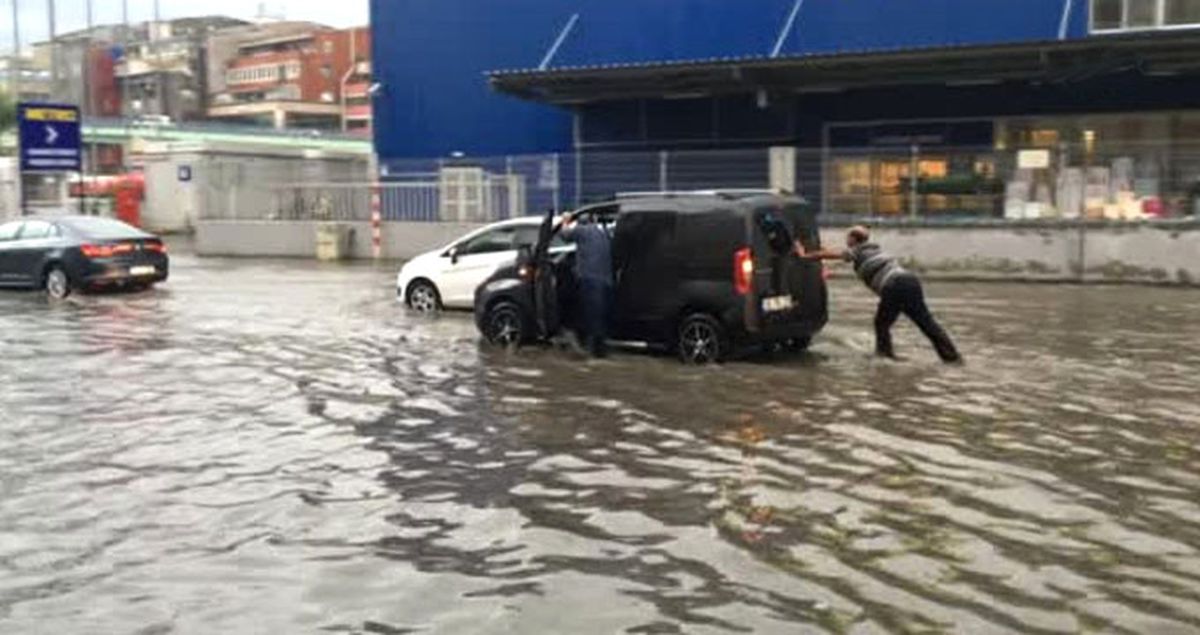 Göle Dönen Yolda Kimi Aracını Terk Etti, Kimi Elleriyle İtti