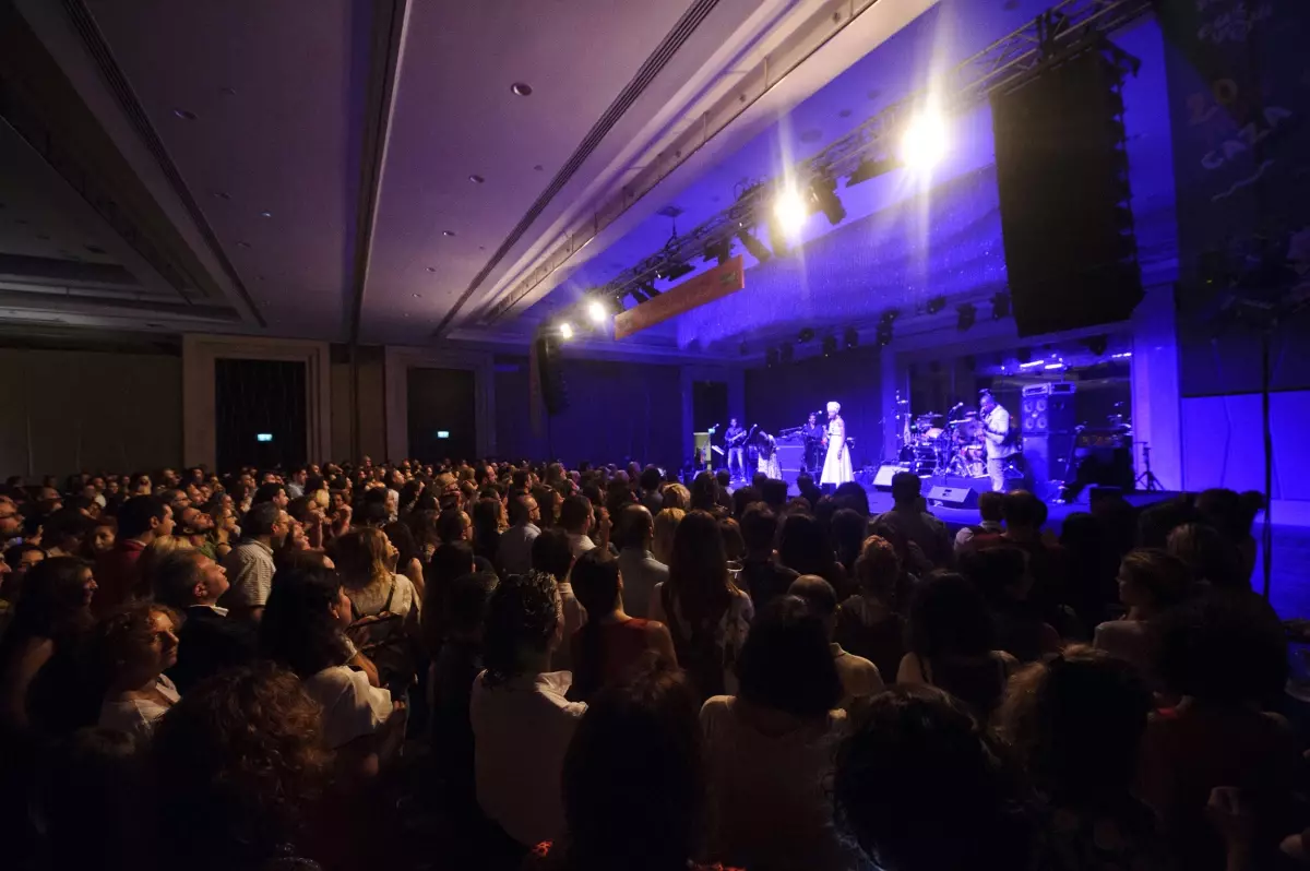 Hindi Zahra ve Fatoumata Diawara İstanbul'da müzik rüzgarı estirdi