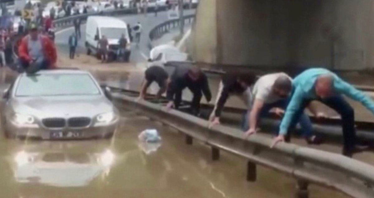 İstanbulluyu Hazırlıksız Yakalayan Yağmur, Vatandaşa Timsah Yürüyüşü Yaptırdı