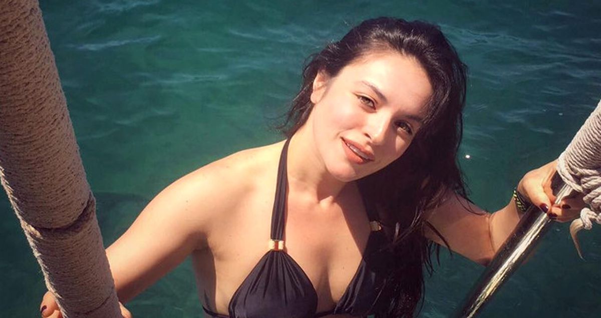 Mayosundan Fazlalığı Çıkan Ezgi Mola Kendini Ti'ye Alarak Herkesi Güldürdü