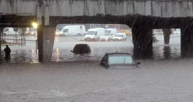 Meteoroloji Saat Verdi: İstanbul'da 15:00'ten İtibaren Yağışın Etkisi Azalıyor Meteoroloji Saat Verdi: İstanbul'da 15:00'ten İtibaren Yağışın Etkisi Azalıyor