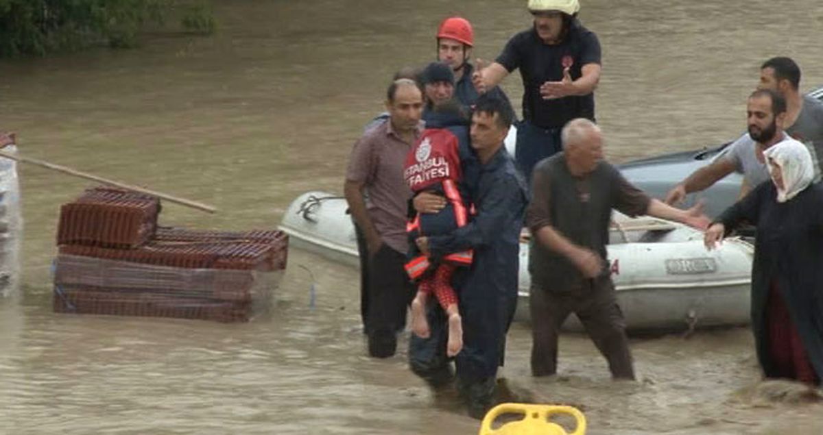 Silivri'de Evlerinde Mahsur Kalanlar Botlarla Kurtarılıyor