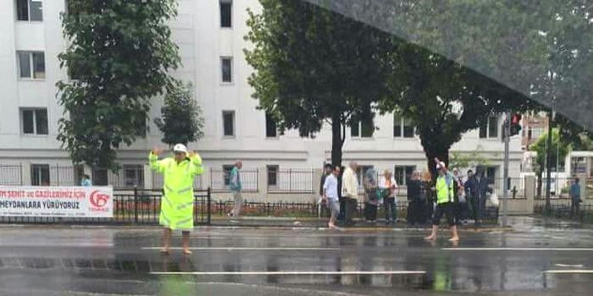 Yağmura Aldırış Etmeyen Trafik Polisleri Çıplak Ayakla Göreve Devam Etti