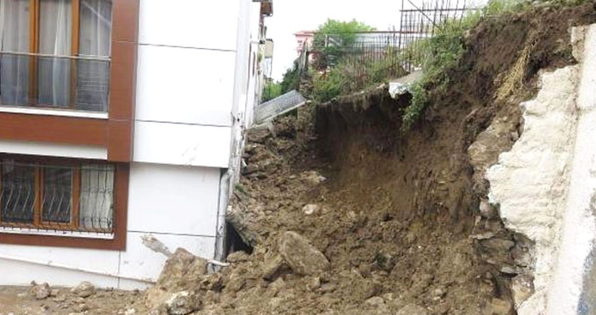 Üsküdar'da Aşırı Yağış Nedeniyle Binanın İstinat Duvarı Çöktü