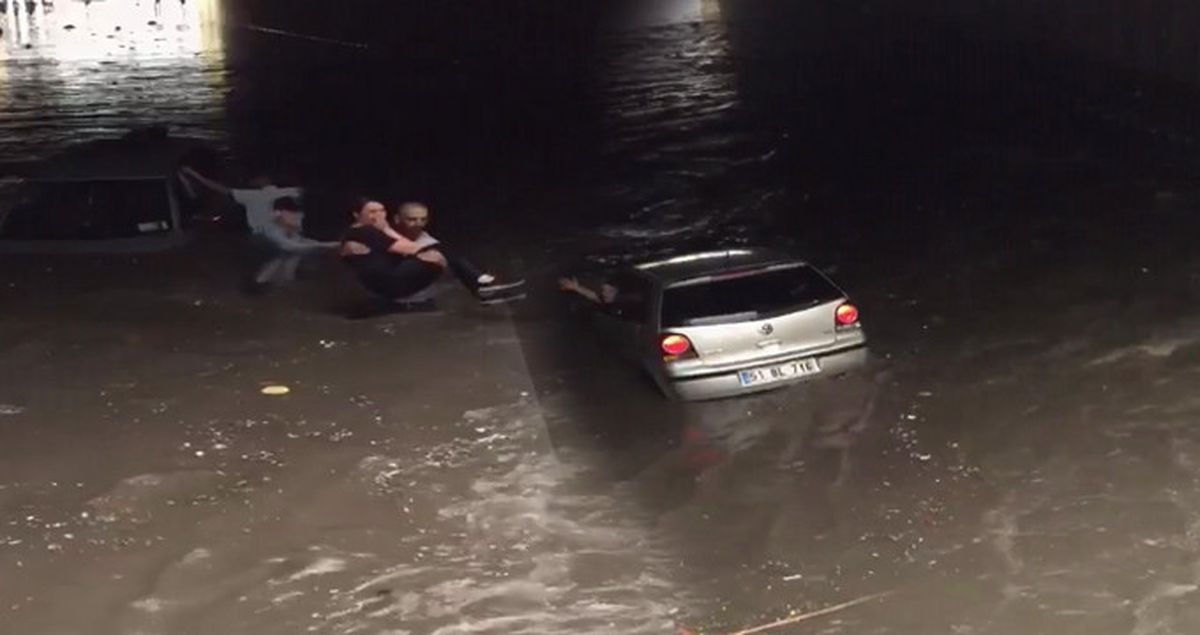 Yenibosna'da Sel, Aracı Önüne Katıp Sürekledi, Genç Kadının İmdadına Vatandaşlar Yetişti
