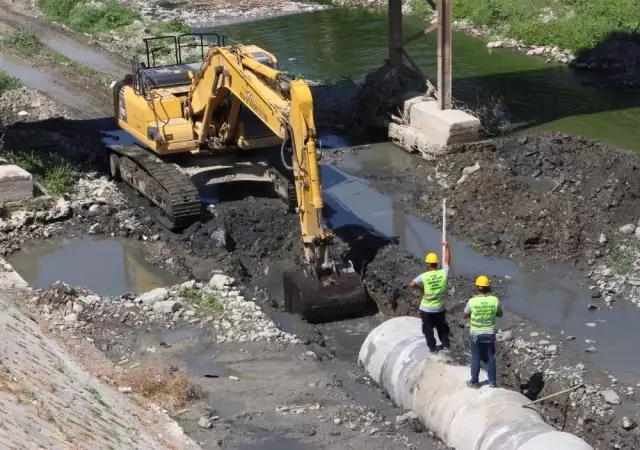 Asi Nehri'nde Atık Su Hattı Çalışmaları Hızla İlerliyor