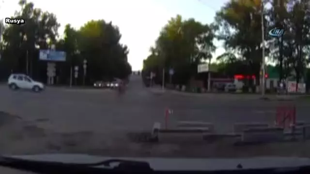 Motosikletiyle Aşırı Hız Yapan Genç Otomobille Kafa Kafaya Çarpışarak Can Verdi