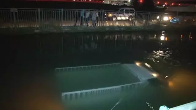 Kamyonet Sulama Kanalına Düştü, Kurtarılan Şoför Olay Yerinden Kaçtı