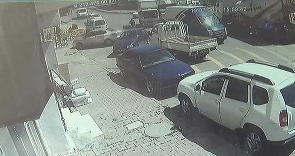Sultangazi'de Yolun Kamyonu Yutma Anı Kamerada