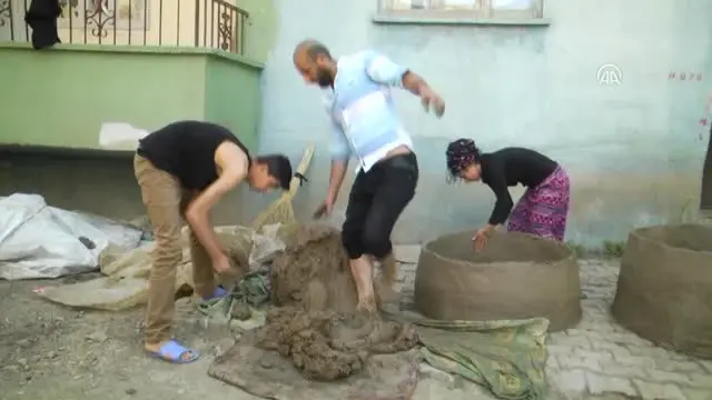 Muş Hasköy'de Tandır Yapan Vatandaşlar Ekmeklerini Topraktan Kazanıyorlar