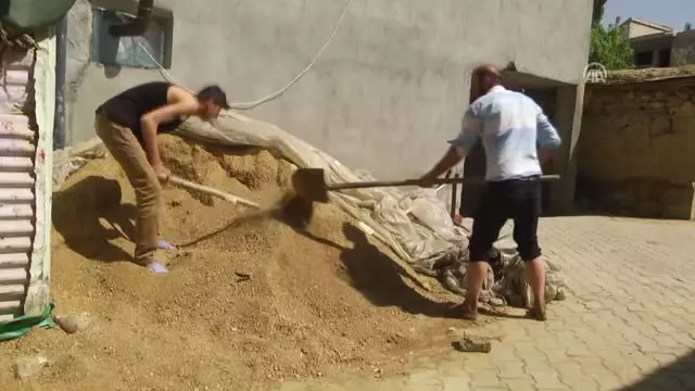Muş Hasköy'de Tandır Yapan Vatandaşlar Ekmeklerini Topraktan Kazanıyorlar