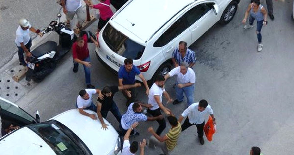 Trafikte Sürücülerin Yol İsteme Tartışması Uçan Tekmeli Kavgaya Dönüştü