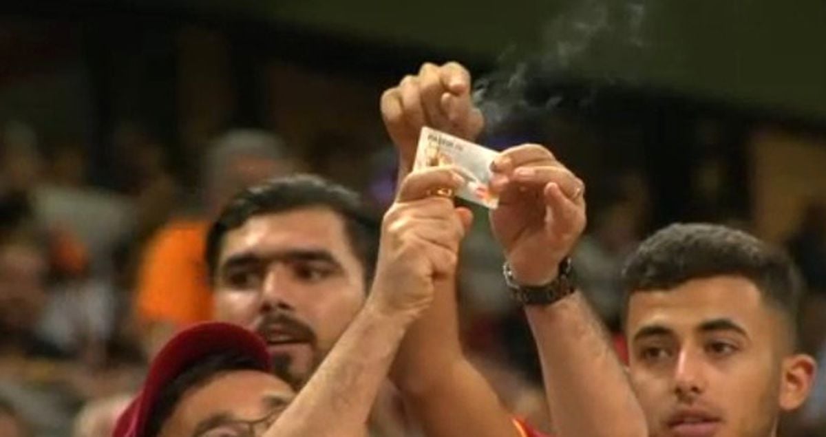 GS'li Bir Taraftar, Takımının Elenmesinin Ardından Passolig Kartını Yaktı