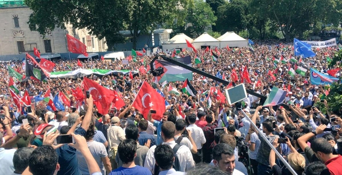 On Binler Beyazıt'ta İsrail'i Protesto Etti