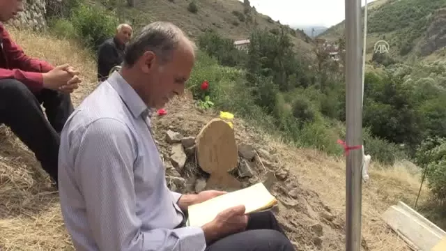 Şehit Öğretmenin Ailesi Acısını Dindirmeye Çalışıyor