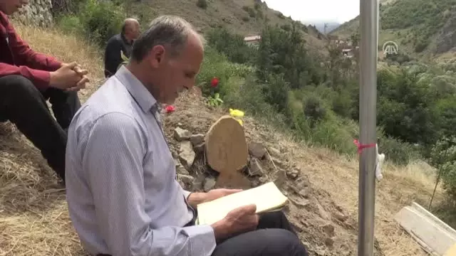 Şehit Öğretmenin Ailesi Acısını Dindirmeye Çalışıyor
