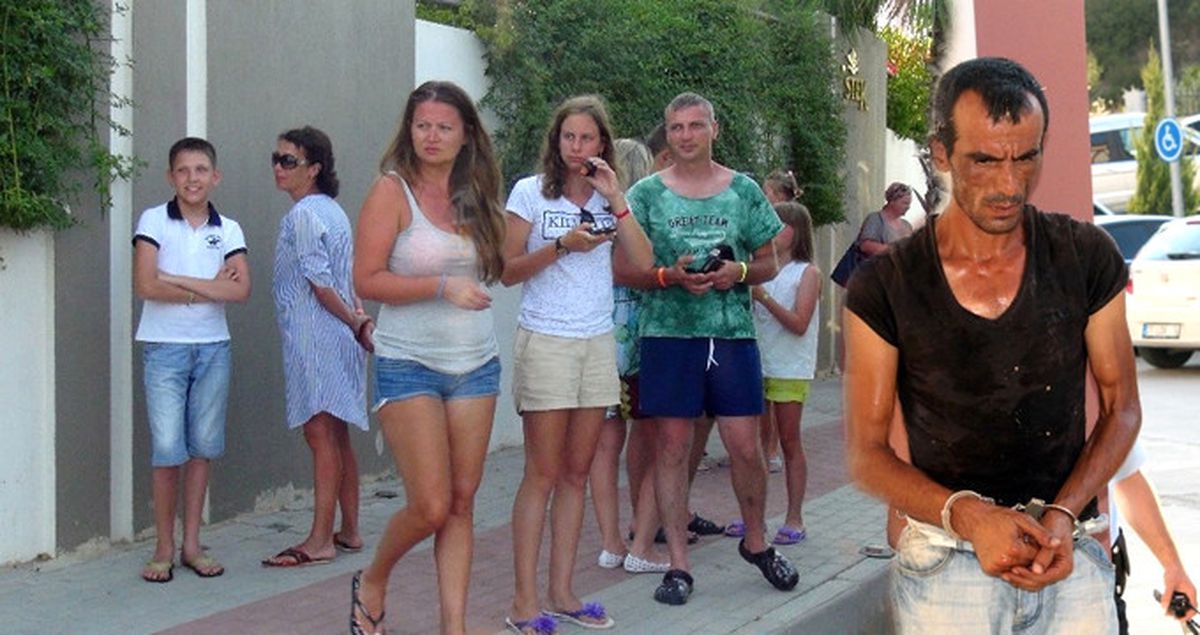 Yol Ortasında Şınav Çekti, Kendisini Uyaran Turist Otobüsüne Sopayla Saldırdı