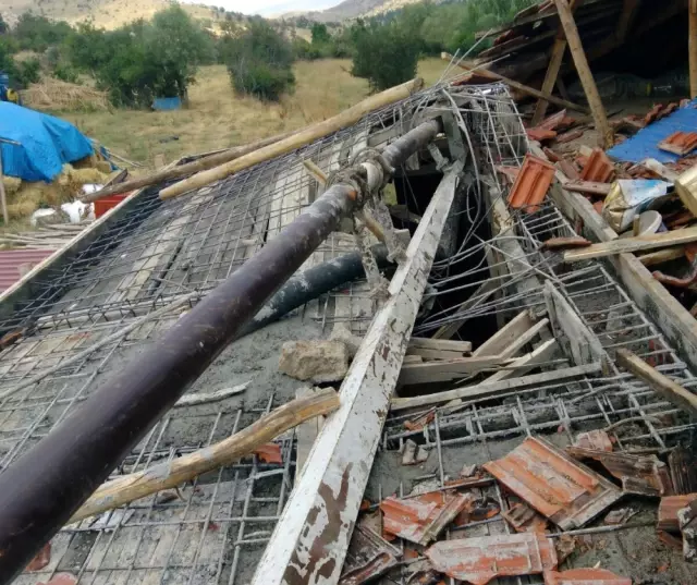 Beton Mikserinin Pompası Kırıldı: 1 Ölü, 3 Yaralı Beton Mikserinin Pompası Kırıldı: 1 Ölü, 3 Yaralı