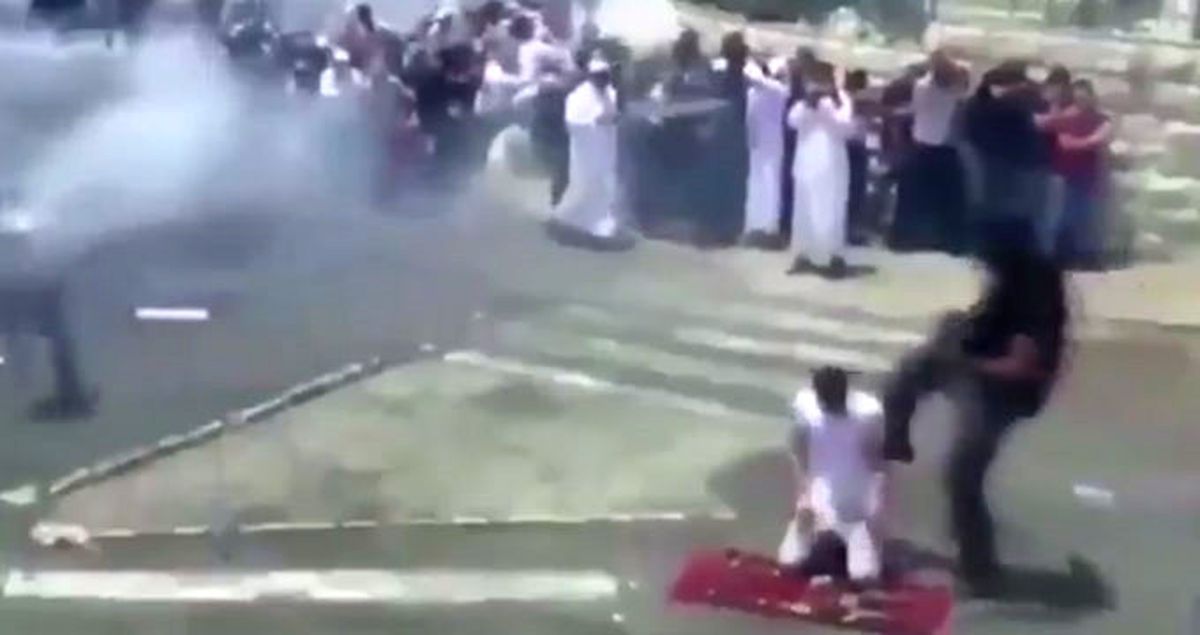 İsrail Askerinin Namaz Kılan Genci Tekmeleme Anı Kameraya Yansıdı