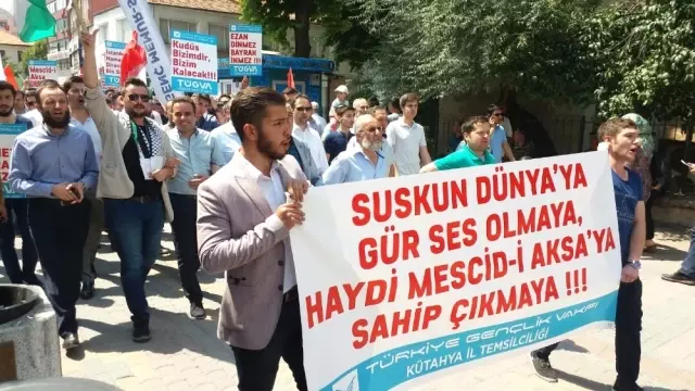Kütahya'da Cuma Namazı Çıkışı İsrail Protesto Edildi Kütahya'da Cuma Namazı Çıkışı İsrail Protesto Edildi