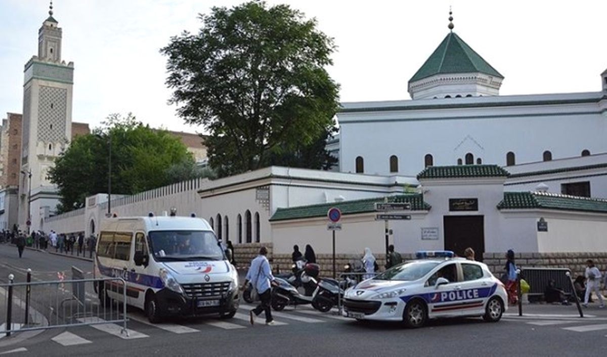 Fransa'da Cami Kapısına Domuz Kafası Asıldı