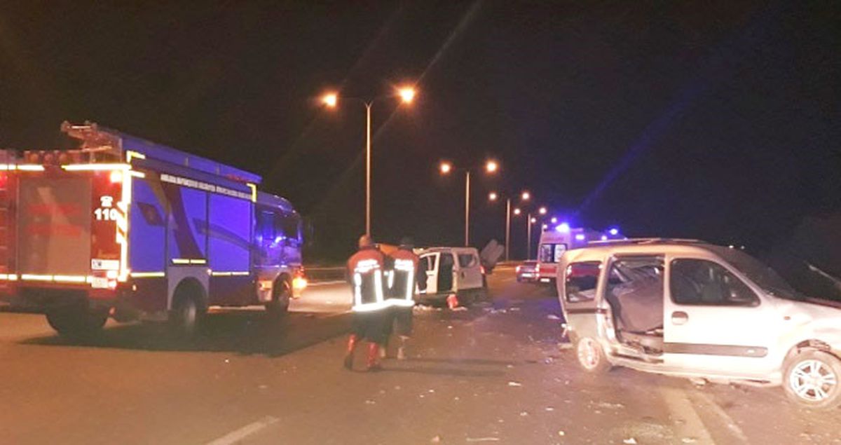 İşçileri Taşıyan Kamyonet, Yolda Duran Araca Arkadan Çarptı: 9 Yaralı