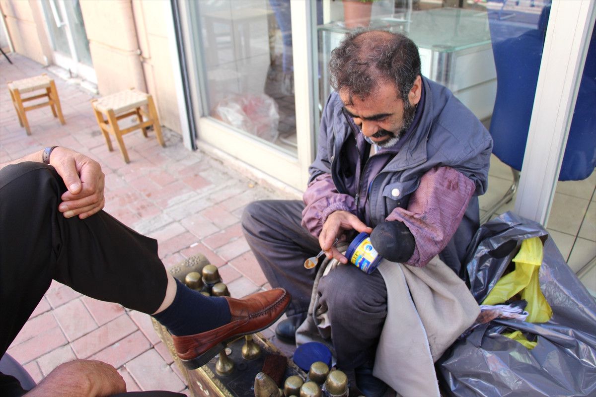 Tek Koluyla 32 Yıldır Ayakkabı Boyacılığı Yapıyor
