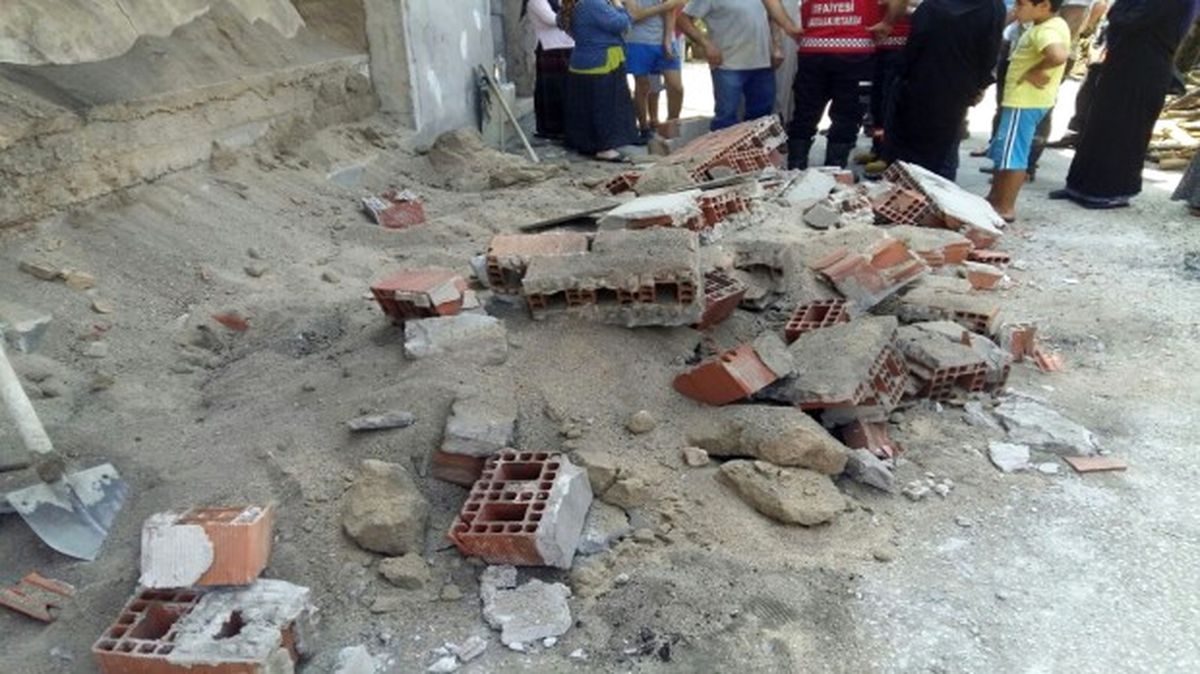 Sıcaktan Çatlayan Bina Duvarı Çöktü: 3'ü Çocuk, 4 Yaralı