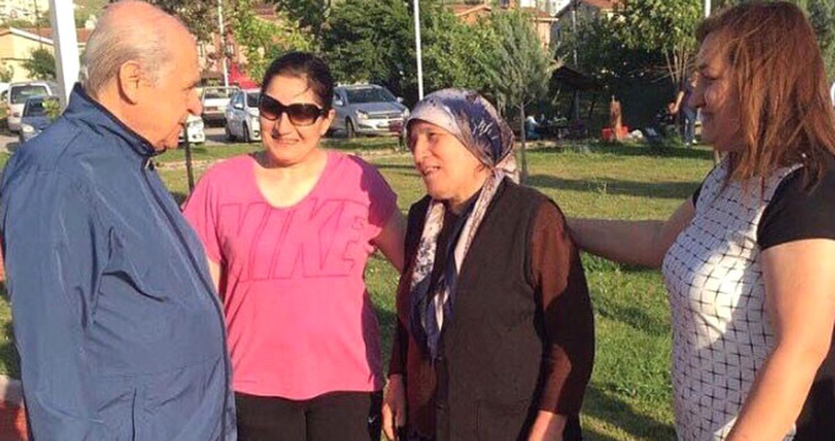 Devlet Bahçeli Eşofmanla Gezintiye Çıkıp, Vatandaşlarla Sohbet Etti