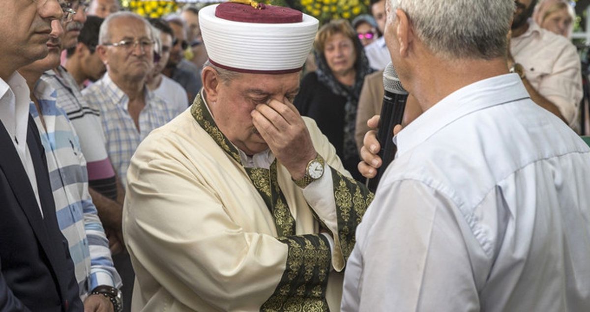 Depremde Ölen Gencin Cenaze Namazını Kıldıran İmam Gözyaşlarını Tutamadı