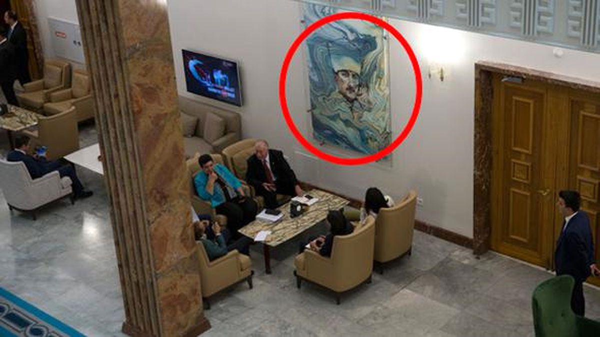 'Mareşal Atatürk'ün Yerine 'Kalpaklı Atatürk' Resmi Asıldı