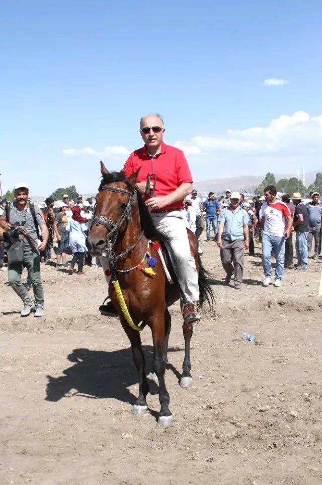 Rahvan At Yarışları Nefes Kesti Rahvan At Yarışları Nefes Kesti