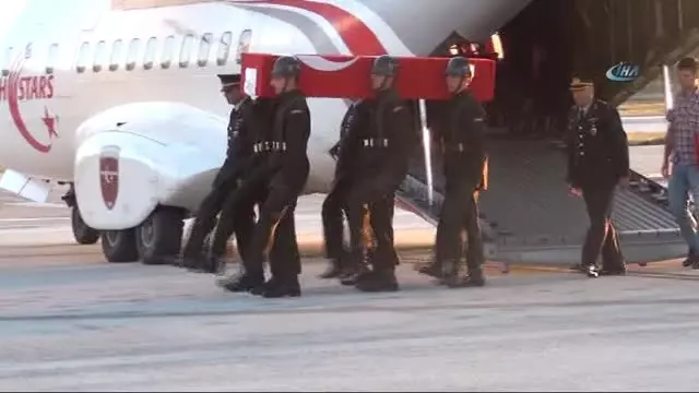 Şehit Akdağ'ın Naaşı Tokat'a Getirildi Şehit Akdağ'ın Naaşı Tokat'a Getirildi