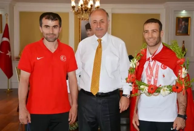 Vali Azizoğlu'ndan Olimpiyat Şampiyonuna Cumhuriyet Altını Vali Azizoğlu'ndan Olimpiyat Şampiyonuna Cumhuriyet Altını