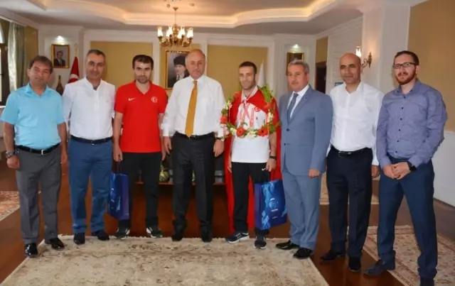 Vali Azizoğlu'ndan Olimpiyat Şampiyonuna Cumhuriyet Altını Vali Azizoğlu'ndan Olimpiyat Şampiyonuna Cumhuriyet Altını