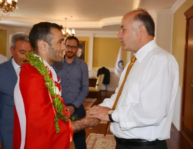 Vali Azizoğlu'ndan Olimpiyat Şampiyonuna Cumhuriyet Altını Vali Azizoğlu'ndan Olimpiyat Şampiyonuna Cumhuriyet Altını