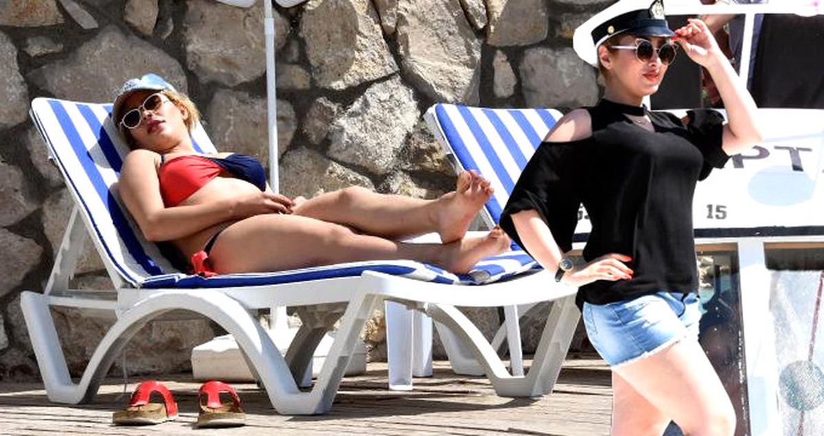 Bodrum Değil Van! İranlı Turistler Gündüz Tekne Partisinde, Gece Bar Diskoda