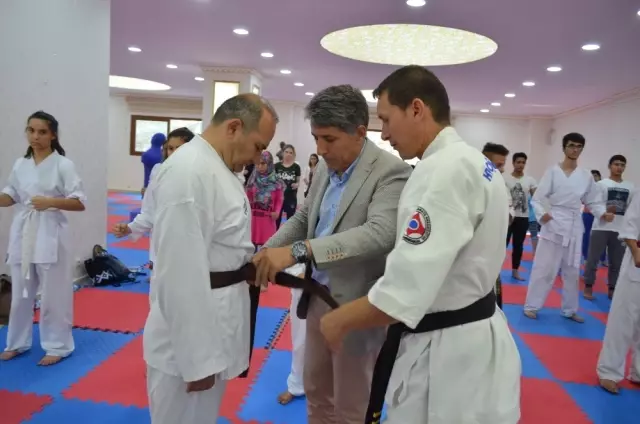 Kırıkhan Kaymakamı Erkayıran'a Kahverengi Kemer