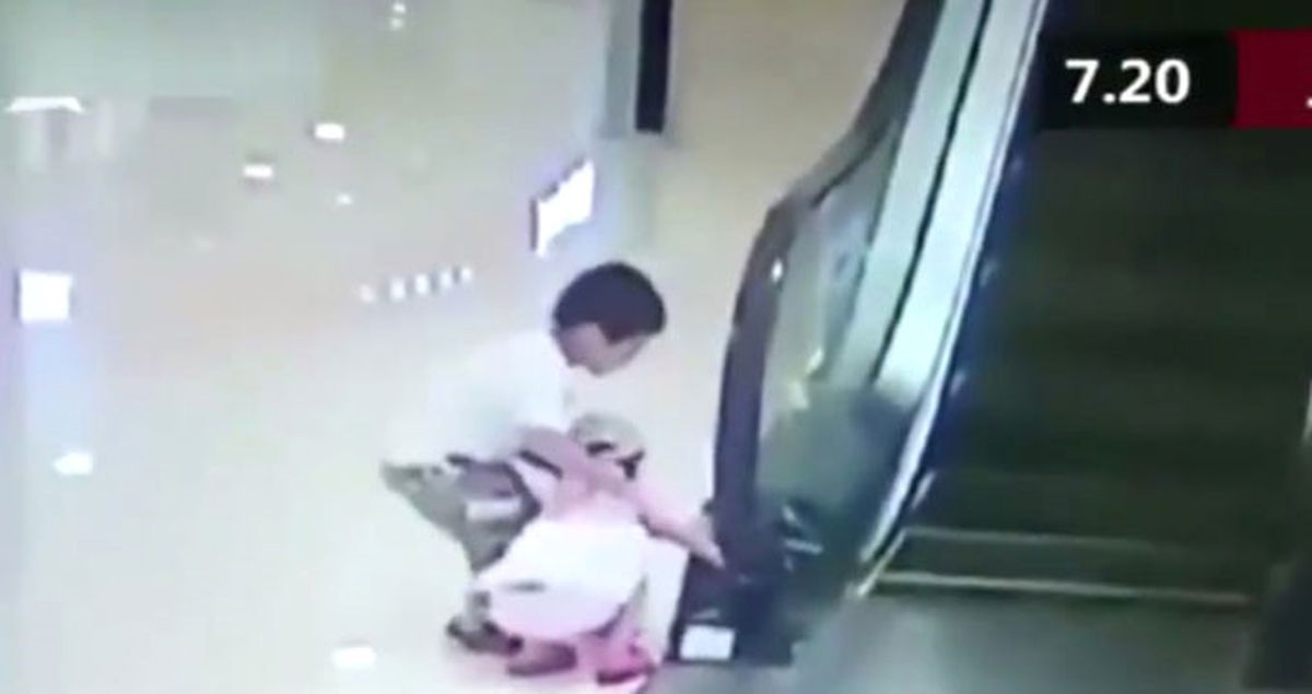 Elini Yürüyen Merdivene Kaptıran Arkadaşı İçin Seferber Olan Miniğin Panik Anları